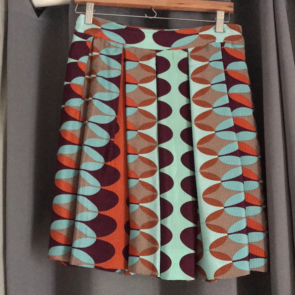 Knee length patterned skirt with pockets